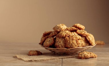 Mutfak masasında yulaflı kurabiyeler. Kopyalama alanı olan bej arkaplan.