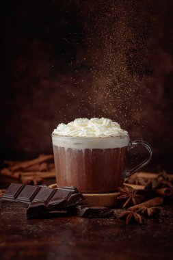 Kakao tozu serpiştirilmiş kremalı sıcak çikolata..