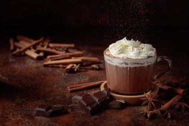 Kakao tozu serpiştirilmiş kremalı sıcak çikolata..