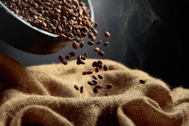 Taze kavrulmuş kahve çekirdekleri bir torbaya doldurulur. Boşluğu kopyala.