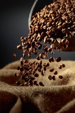 Taze kavrulmuş kahve çekirdekleri bir torbaya doldurulur. Boşluğu kopyala.