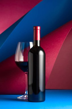 Şişe ve bir bardak kırmızı şarap. Metnin için boşluk kopyala.