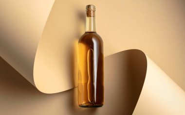 Bej arka planda bir şişe beyaz şarap. Üst Manzara. Boşluğu kopyala.