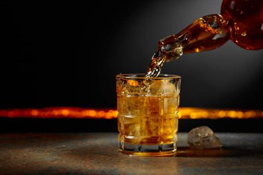 Viski buzlu bir bardağa dökülür. Boşluğu kopyala.