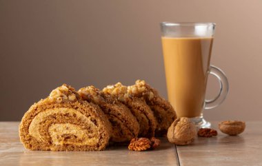 Ceviz ve tereyağlı krema: Geleneksel bir Doğu hamur işi. Cevizli tatlı ve bej arka planda kahve. Kahverengi şeker, ceviz ve kremalı kek. Boşluğu kopyala.