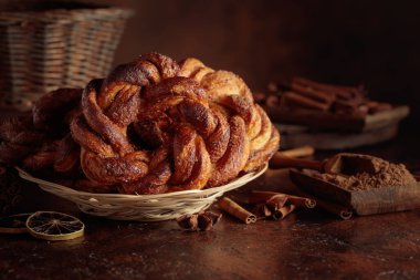 Tarçın ve şekerli ev yapımı krakerler; İsveç, Norveç, Danimarka ve Estonya 'da popüler geleneksel İskandinav pastası.