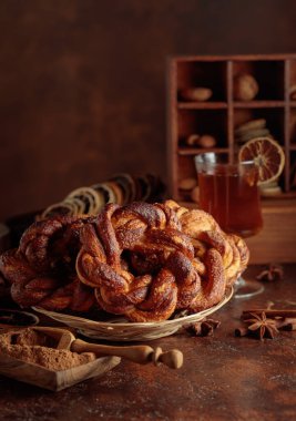 Tarçın ve şekerli ev yapımı krakerler; İsveç, Norveç, Danimarka ve Estonya 'da popüler geleneksel İskandinav pastası.