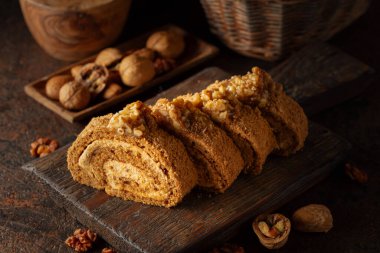 Ceviz ve tereyağlı krema: Geleneksel bir Doğu hamur işi. Kahverengi arka planda cevizli tatlı. Kahverengi şeker, ceviz ve kremalı kek..