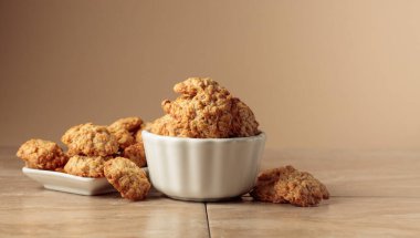 Mutfak masasında yulaflı kurabiyeler. Kopyalama alanı olan bej arkaplan.