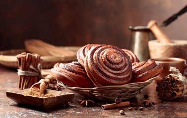 Mutfak masasında taze pişmiş tarçınlı çörekler.. 