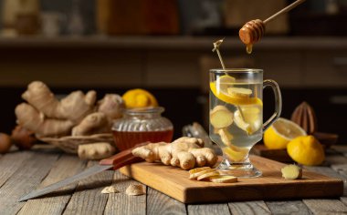 Eski ahşap bir masada limonlu ve ballı zencefil çayı. Boşluğu kopyala.