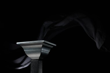 Siyah ipek perde sallayan bir arka planda lüks siyah podyum. Ürünlerinizi karanlık arka planda göstermek için mükemmel bir platform.