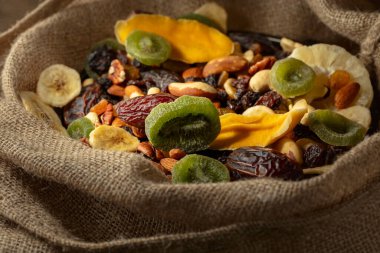 Çuval bezinde kurutulmuş tropik meyve, fındık ve kuru üzüm..