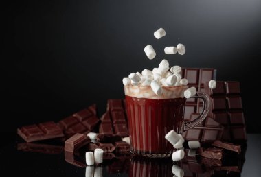 Küçük marşmelovlu sıcak çikolata ve kırık acı çikolata..
