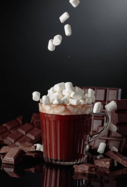 Küçük marşmelovlu sıcak çikolata ve kırık acı çikolata..
