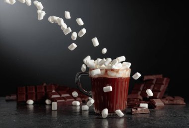 Küçük marşmelovlu sıcak çikolata ve kırık acı çikolata..