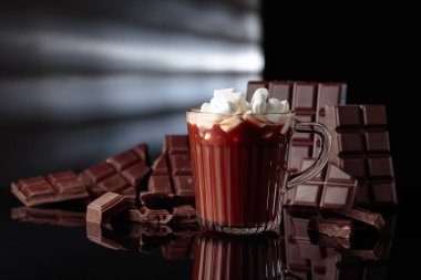 Küçük marşmelovlu sıcak çikolata ve kırık acı çikolata..