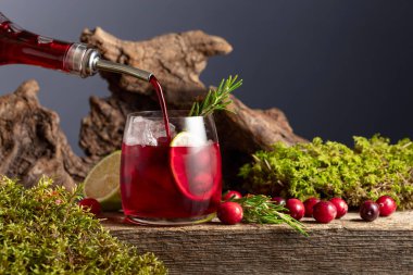 Buzlu, greyfurtlu ve biberiyeli sert maden suyu. Hafif, doğal ve çevre dostu tercihlere, sağlıklı bir yaşam tarzına ve doğanın gerçek zevkine değer verenler için mükemmel..