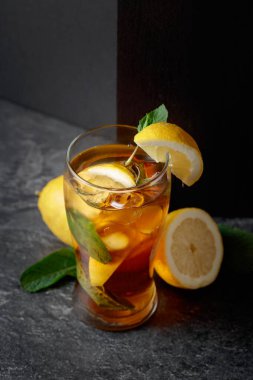 Sert maden suyu ya da buzlu, naneli ve limonlu ferahlatıcı bir yaz içeceği..