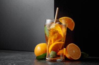 Sert maden suyu ya da buz, nane ve portakallı ferahlatıcı bir yaz içeceği. Boşluğu kopyala.