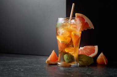 Sert maden suyu ya da buzlu, naneli ve greyfurtlu yaz ferahlatıcı bir içecek. Boşluğu kopyala.