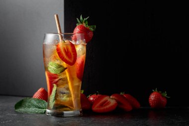 Sert maden suyu ya da buzlu, naneli ve çilekli yaz ferahlatıcı bir içecek. Boşluğu kopyala.