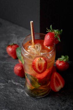 Sert maden suyu ya da buzlu, naneli ve çilekli ferahlatıcı bir yaz içeceği..