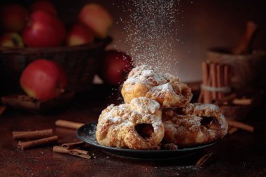 Elma ve tarçınlı ev yapımı mini elmalı turtalar. Üzerine pudra şekeri serpiştirilmiş taze pişmiş yiyecekler. Viyana pastası.