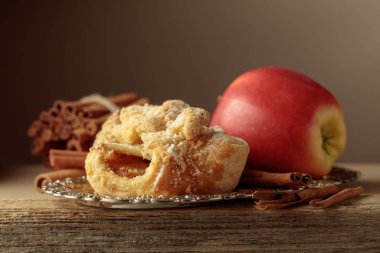 Eski ahşap masada elma ve tarçınlı Viyana turtası. Boşluğu kopyala.