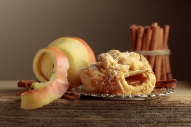 Eski ahşap masada elma ve tarçınlı Viyana turtası. Boşluğu kopyala.