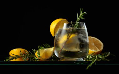 Buzlu, limonlu ve biberiyeli sert maden suyu..