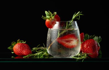 Buzlu sert maden suyu, çilek ve biberiye..