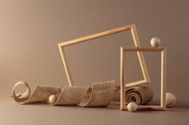 Ahşap çerçeveler ve bej arka planda çuval bezi kurdelesi. Doğal organik ürün, marka kimliği ve ambalaj için arka plan. Boşluğu kopyala.