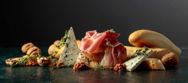 Mavi peynirli nefis jambon, çıtır baget, gevrek ceviz ve mis kokulu kekik. Lezzet ve dokulardan oluşan mükemmel bir Akdeniz uyumu..