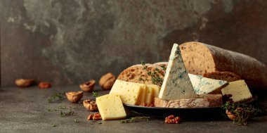 Peynir, ekmek, ceviz ve kekik taştan mutfak masasının üzerinde sade bir şekilde yayılmış. Basit malzemeler sıcaklığı ve sonsuz rahatlığı yaratıyor..