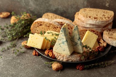 Peynir, ekmek, ceviz ve kekik taştan mutfak masasının üzerinde sade bir şekilde yayılmış. Basit malzemeler sıcaklığı ve sonsuz rahatlığı yaratıyor..