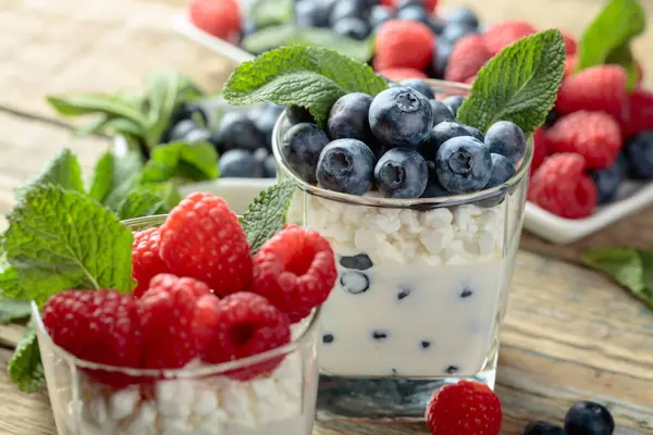 Taze yaban mersini ve ahududu ile servis edilen ev yapımı peynir. Protein, sağlıklı yağ ve kalsiyum açısından zengin mayalanmış süt ürünleri..