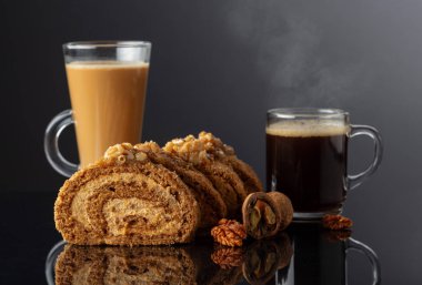 Ceviz ve tereyağlı krema: Geleneksel bir Doğu hamur işi. Cevizli tatlı ve siyah yansıtıcı arka planda kahve. Kahverengi şeker, ceviz ve kremalı kek. Boşluğu kopyala.