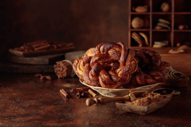 Tarçın ve şekerli ev yapımı krakerler; İsveç, Norveç, Danimarka ve Estonya 'da popüler geleneksel İskandinav pastası.
