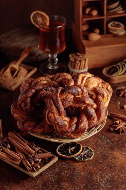 Tarçın ve şekerli ev yapımı krakerler; İsveç, Norveç, Danimarka ve Estonya 'da popüler geleneksel İskandinav pastası.