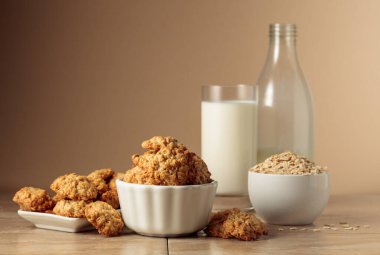 Yulaf ezmeli kurabiye ve süt mutfak masasında. Kopyalama alanı olan bej arkaplan.