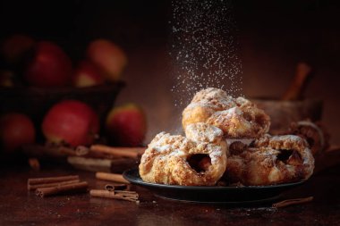 Elma ve tarçınlı ev yapımı mini elmalı turtalar. Üzerine pudra şekeri serpiştirilmiş taze pişmiş yiyecekler. Viyana pastası.
