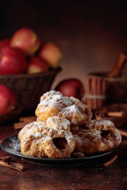 Elma ve tarçınlı ev yapımı mini elmalı turtalar. Üzerine pudra şekeri serpiştirilmiş taze pişmiş yiyecekler. Viyana pastası.