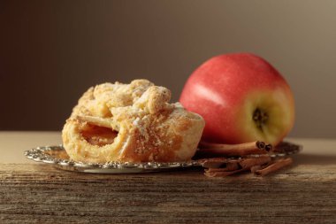 Eski ahşap masada elma ve tarçınlı Viyana turtası. Boşluğu kopyala.