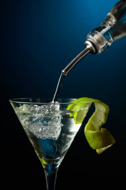 Votka ya da cin buzlu bir bardağa doldurulur. Limon kabuğuyla süslenmiş kokteyl..