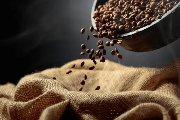 Taze kavrulmuş kahve çekirdekleri bir torbaya doldurulur. Boşluğu kopyala.