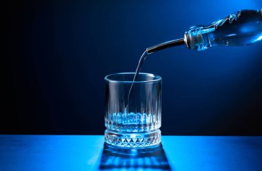 Votka şişeden cama doluyor. Boşluğu kopyala.