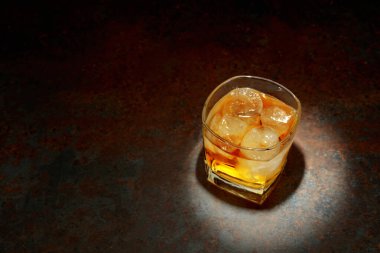 Kare bardakta viski. Arka planda buz var. Boşluğu kopyala.