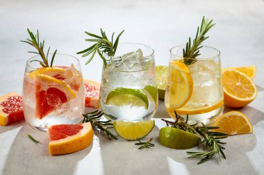 Yaz ferahlatıcı içecekler beyaz mermer bir masada buz, narenciye ve biberiye ile.