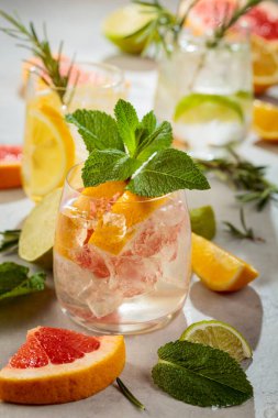Yaz ferahlatıcı içecekler buz, narenciye ve nane şekeri beyaz mermer bir masada..